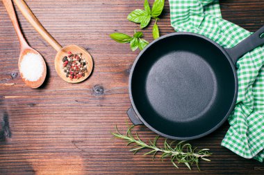 Kızartma tavası ve otlar