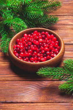 Taze kızılcıklar kasede