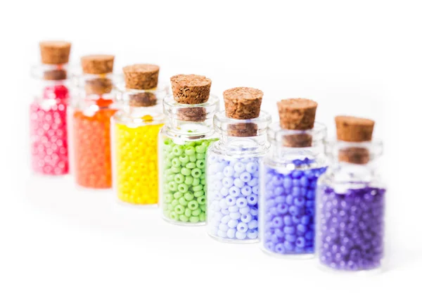 A palackok színes gyöngyök — Stock Fotó