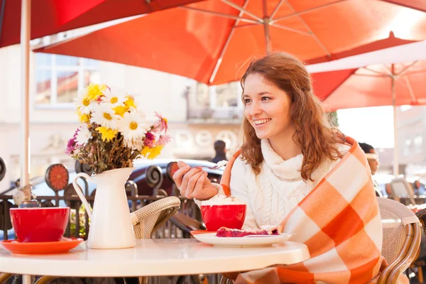 Femme dans café en plein air — Photo