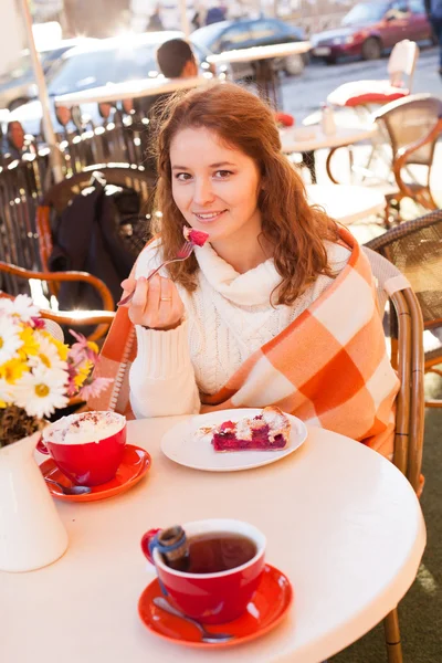 Woman in cafe outdoor — Stock Photo, Image