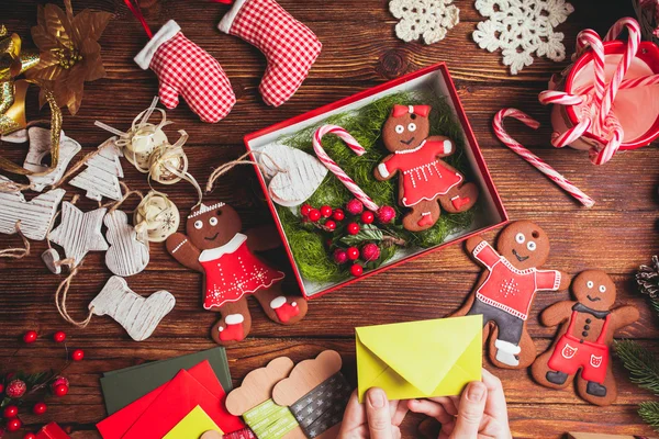 Preparación de una caja de regalo de Navidad — Foto de Stock