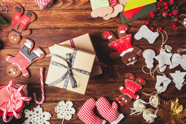 Preparación de una caja de regalo de Navidad — Foto de Stock