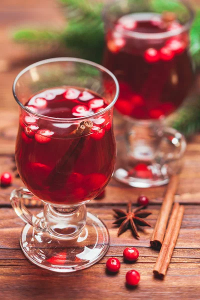 Vinho amassado com cranberries. Bebida de inverno — Fotografia de Stock