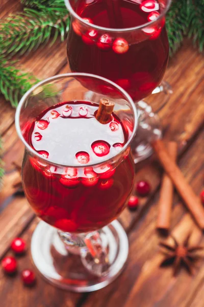 크랜베리 mulled 와인입니다. 겨울 음료 — 스톡 사진