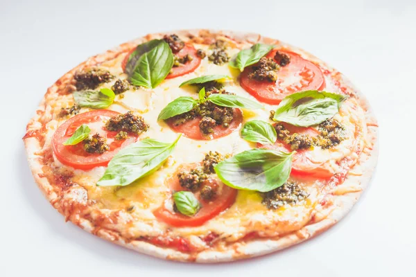 Pizza con tomates y albahaca —  Fotos de Stock