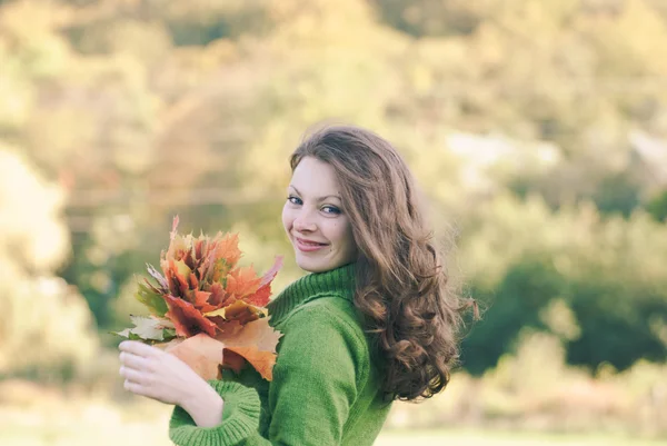 Piękna kobieta z liści jesiennych klon — Zdjęcie stockowe