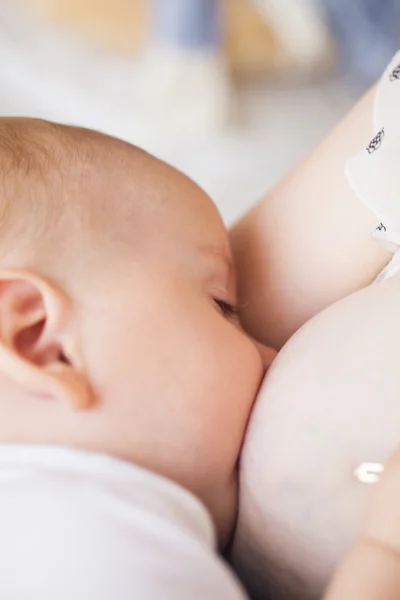 L'allattamento al seno primo piano — Foto Stock