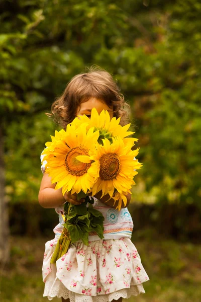 Mädchen im Garten — Stockfoto