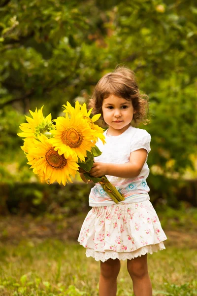 Mädchen im Garten — Stockfoto