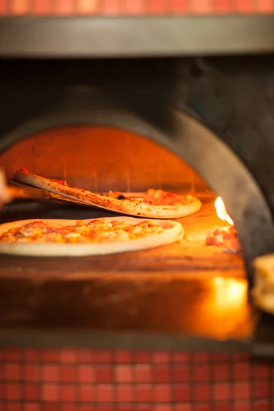 De Pizza bakken — Stockfoto