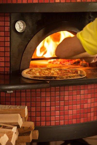 La Pizza al horno Fotos De Stock Sin Royalties Gratis