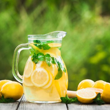 limonata sürahi içinde