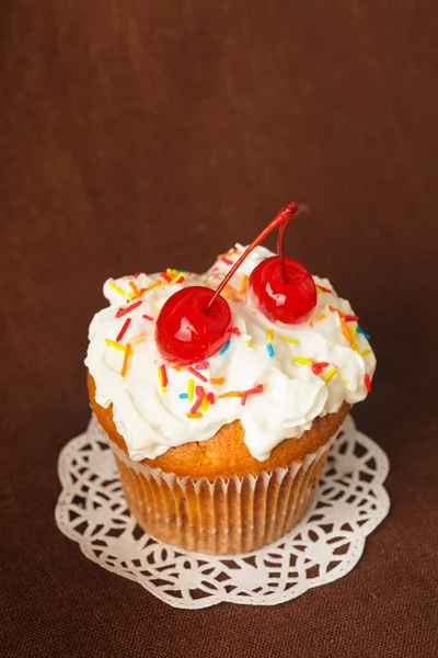 Leckere Cupcake mit Kirsche — Stockfoto