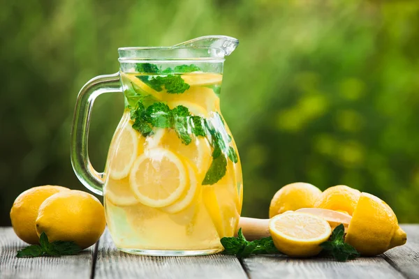 Limonada en la jarra — Foto de Stock