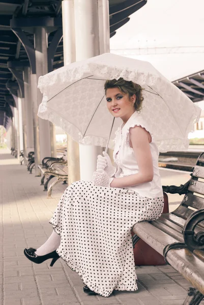 Mujer en vestido vintage — Foto de Stock