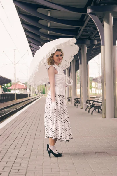 Mulher em vestido vintage — Fotografia de Stock