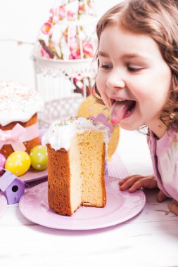 Paskalya kek ile çocuk
