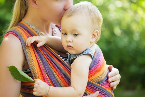 Bébé en fronde — Photo