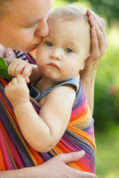 Baby in sling — Stockfoto