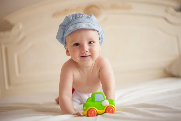 Das Baby auf dem Bett — Stockfoto