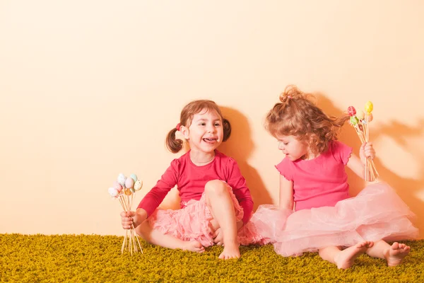 Meninas em uma caça ao ovo de Páscoa — Fotografia de Stock