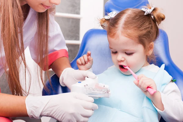 Девушка в стоматологическом кабинете — стоковое фото