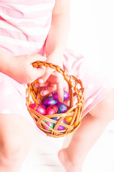 Meisje eet een chocolade-eieren — Stockfoto