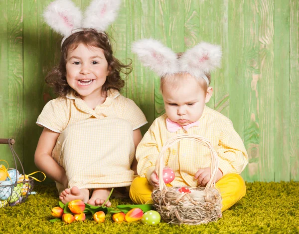 Wielkanoc króliki dzieci — Zdjęcie stockowe