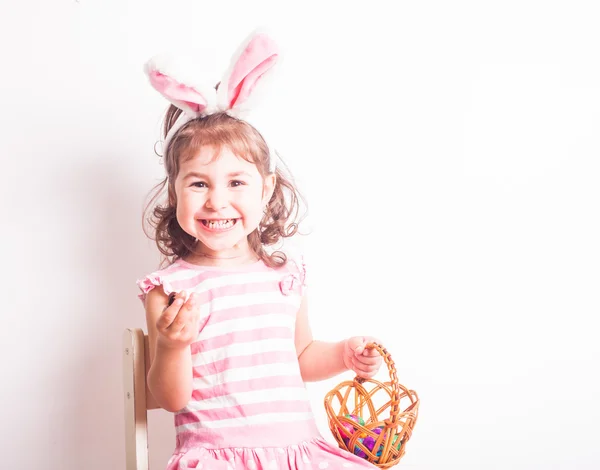 Dziewczyna zjada czekoladowe jaja — Zdjęcie stockowe