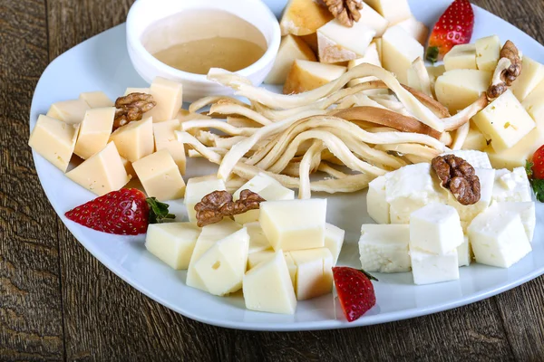 Peynir kurulu ceviz ile