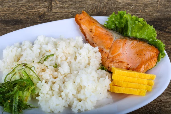 Kızarmış som balığı biftek