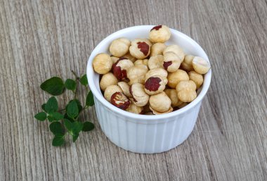 Kabın içinde olgun lezzetli fındık