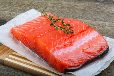 Çiğ somon filetosu.