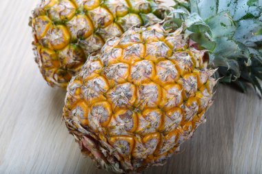 İki küçük ananas