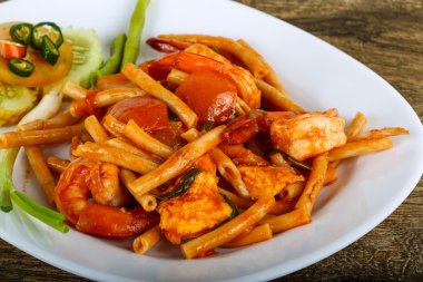 Deniz ürünleri ile baharatlı makarna