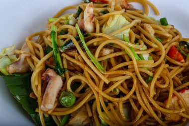 Deniz ürünleri ile Asya makarna