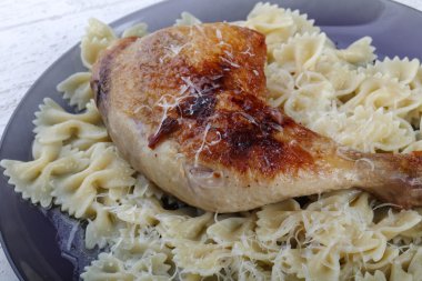 Tavuk budu makaroni ile