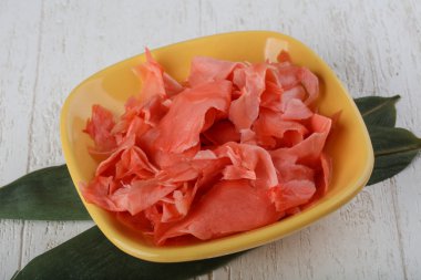 Kabın içinde turşu zencefil