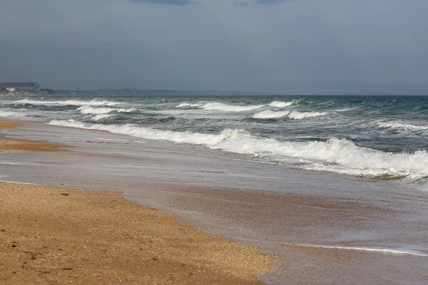 De kust van de Zwarte Zee met de golven — Stockfoto