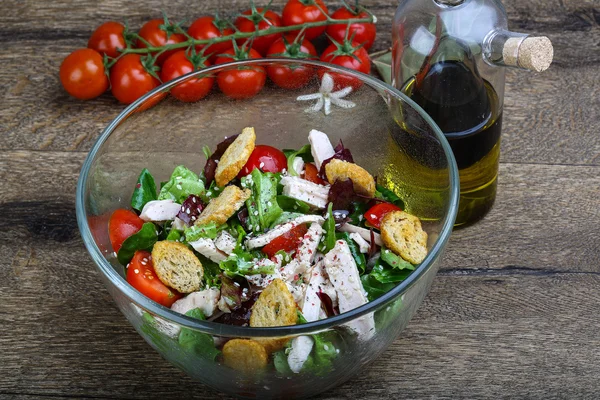 Caesar-Salat mit Huhn — Stockfoto