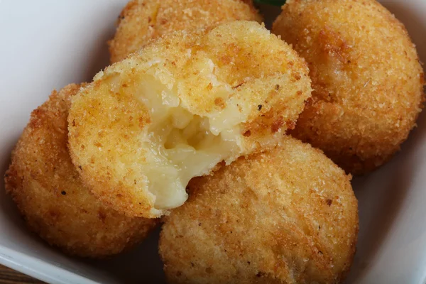 Bolas de queijo com salsa — Fotografia de Stock