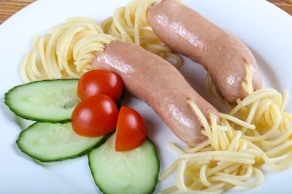 Crianças espaguete com salsichas — Fotografia de Stock