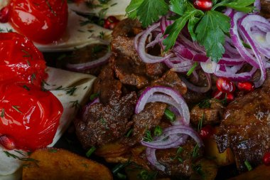 Kızarmış et ve sebze.
