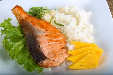 Kızarmış som balığı biftek