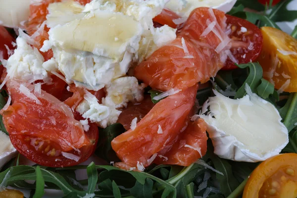 Salada com salmão, rúcula e queijo — Fotografia de Stock