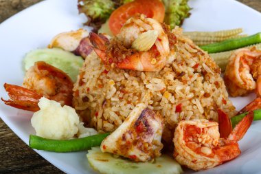 Kızarmış pilav ve deniz ürünleri.