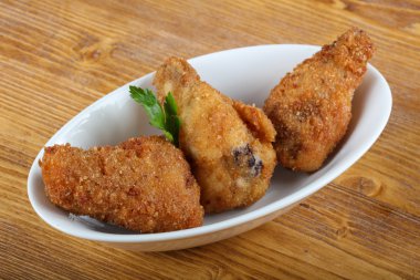 Kızarmış tavuk bacağı.