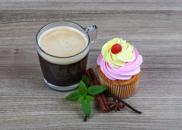 Sweet Cupcake met koffie — Stockfoto
