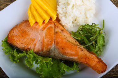 Kızarmış som balığı biftek